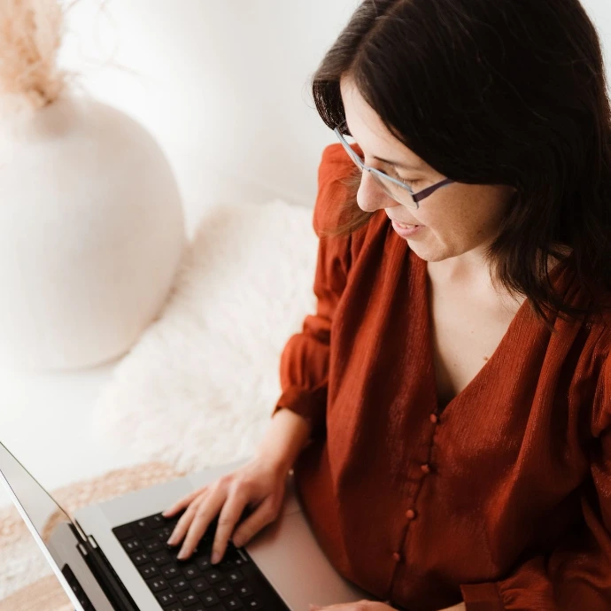 Anna Sugrañes fundadora de Moments trabajando con portátil