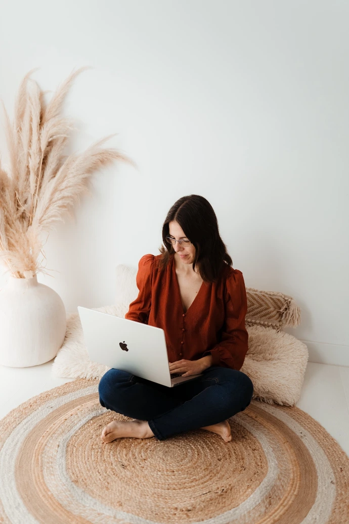 Anna Sugrañes sol fundadora de Moments Travel Planner trabajando